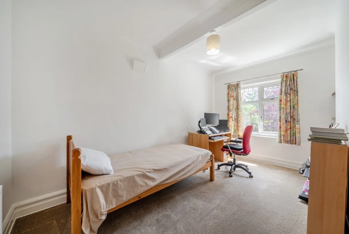 Single bedroom with desk, 4 bed detached house Orpington BR6