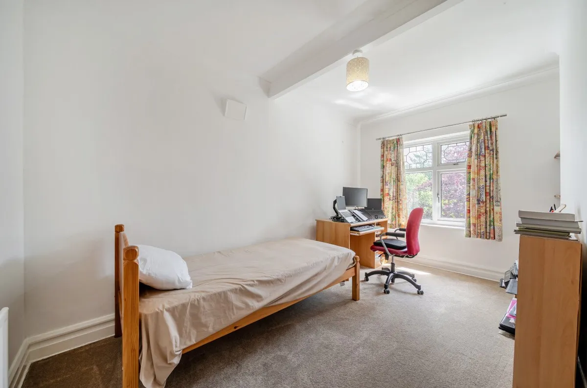 Single bedroom with desk, 4 bed detached house Orpington BR6