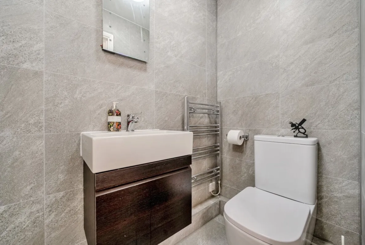 Family bathroom, 4 bed detached house Orpington BR6