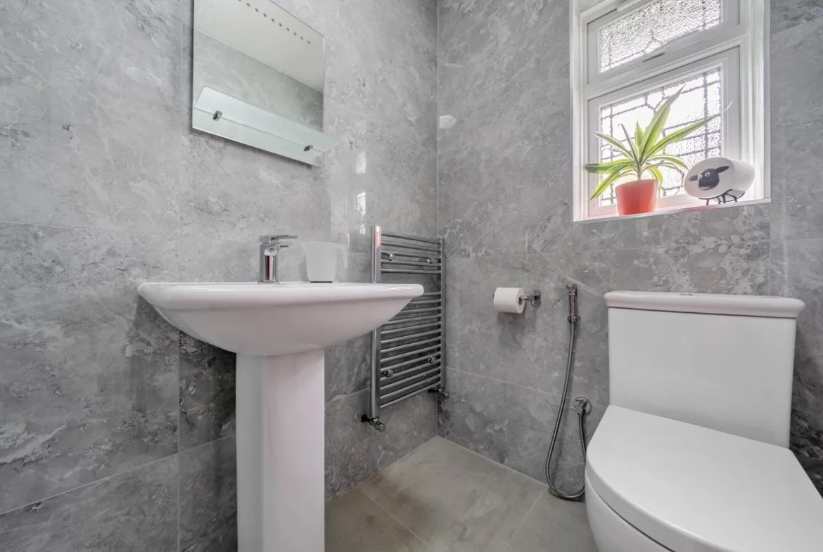 Downstairs cloakroom WC, 4 bed detached house Orpington